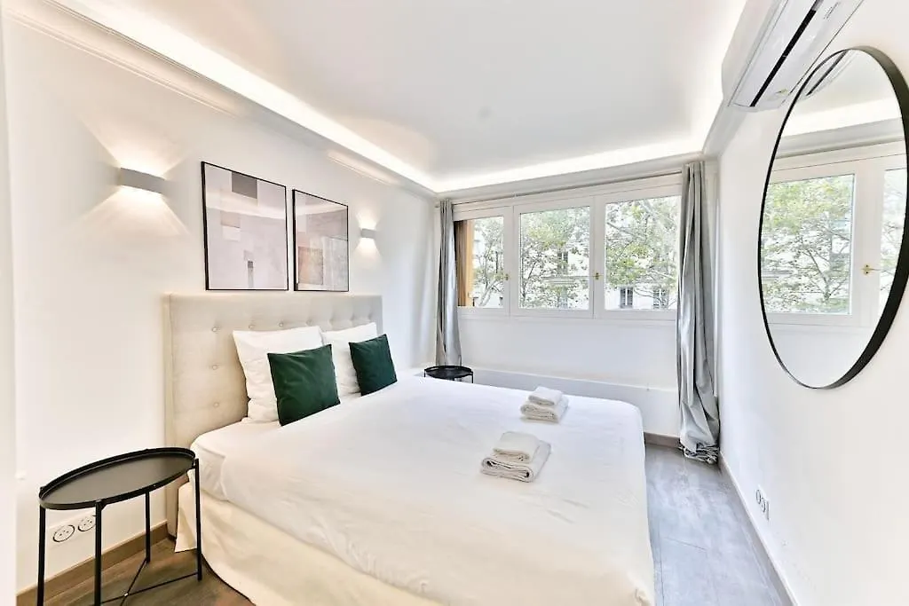 Appartement Ensoleille Proche Buttes Chaumont Paris Apartment