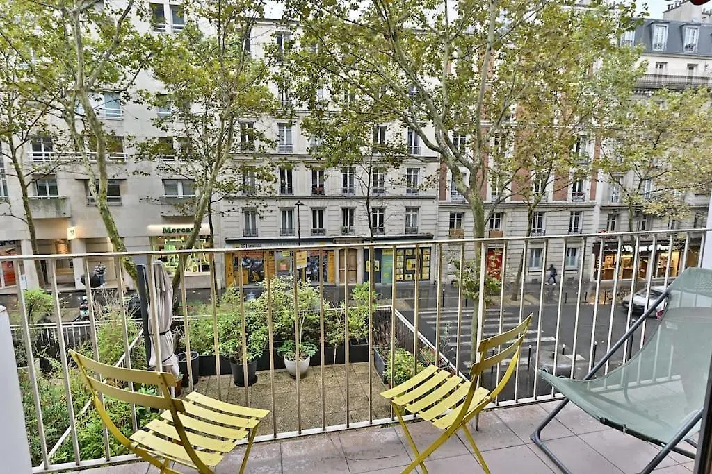 Appartement Ensoleille Proche Buttes Chaumont Paris Apartment